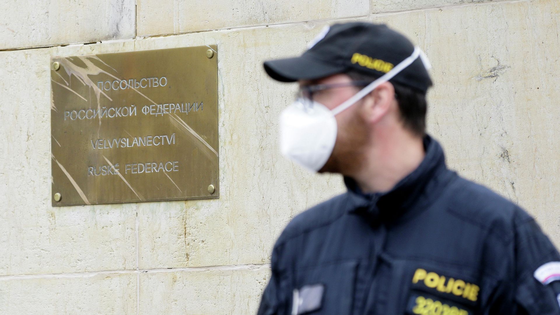 Сотрудник полиции у здания посольства России в Праге, Чехия Сотрудник полиции у здания посольства России в Праге, Чехия - РИА Новости, 1920, 19.04.2021