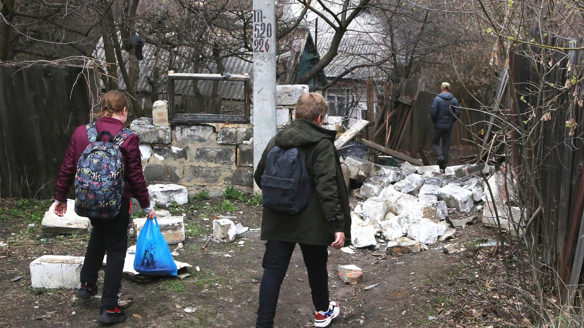 Школьники идут по дороге мимо строения, которое было разрушено в результате утреннего обстрела Горловки Школьники идут по дороге мимо строения, которое было разрушено в результате утреннего обстрела Горловки - РИА Новости, 1920, 03.05.2021