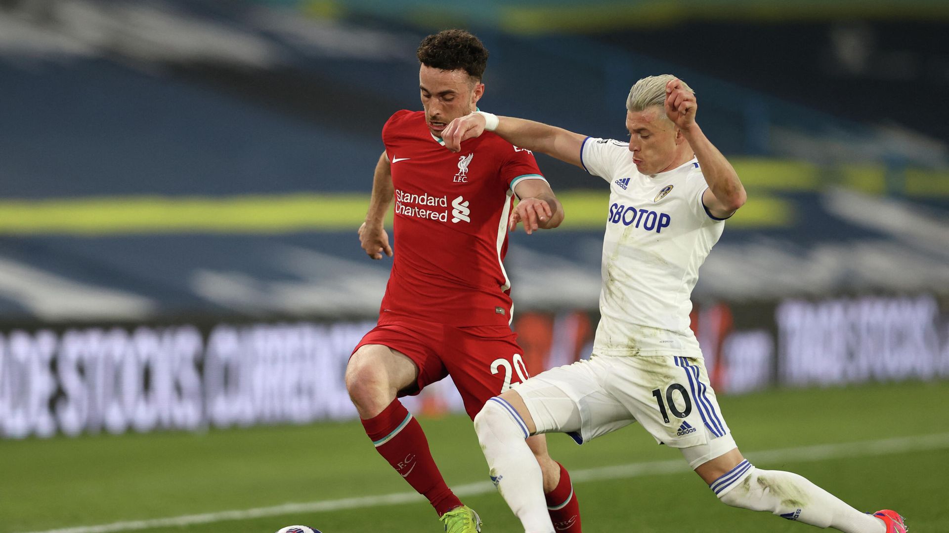 Leeds United's Macedonian midfielder Ezgjan Alioski (R) challenges Liverpool's Portuguese striker Diogo Jota (L) during the English Premier League football match between Leeds United and Liverpool at Elland Road in Leeds, northern England on April 19, 2021. (Photo by Clive Brunskill / POOL / AFP) / RESTRICTED TO EDITORIAL USE. No use with unauthorized audio, video, data, fixture lists, club/league logos or 'live' services. Online in-match use limited to 120 images. An additional 40 images may be used in extra time. No video emulation. Social media in-match use limited to 120 images. An additional 40 images may be used in extra time. No use in betting publications, games or single club/league/player publications. / Leeds United's Macedonian midfielder Ezgjan Alioski (R) challenges Liverpool's Portuguese striker Diogo Jota (L) during the English Premier League football match between Leeds United and Liverpool at Elland Road in Leeds, northern England on April 19, 2021. (Photo by Clive Brunskill / POOL / AFP) / RESTRICTED TO EDITORIAL USE. No use with unauthorized audio, video, data, fixture lists, club/league logos or 'live' services. Online in-match use limited to 120 images. An additional 40 images may be used in extra time. No video emulation. Social media in-match use limited to 120 images. An additional 40 images may be used in extra time. No use in betting publications, games or single club/league/player publications. / - РИА Новости, 1920, 20.04.2021