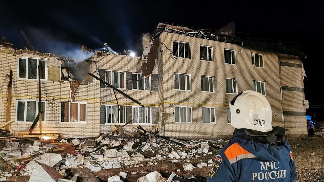 Сотрудник МЧС РФ работает на месте взрыва бытового газа в жилом доме по улице Новоселова в селе Маргуша Дальнеконстантиновского района Нижегородской области Сотрудник МЧС РФ работает на месте взрыва бытового газа в жилом доме по улице Новоселова в селе Маргуша Дальнеконстантиновского района Нижегородской области - РИА Новости, 1920, 20.04.2021