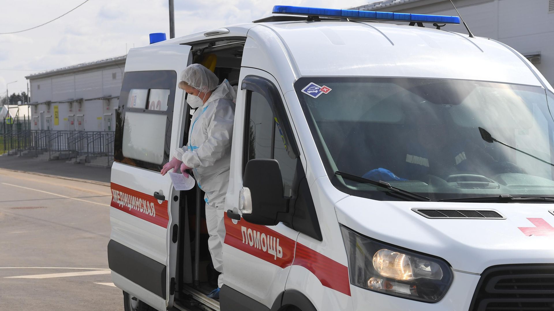 Медицинский работник выходит из салона скорой медицинской помощи Медицинский работник выходит из салона скорой медицинской помощи - РИА Новости, 1920, 27.04.2021