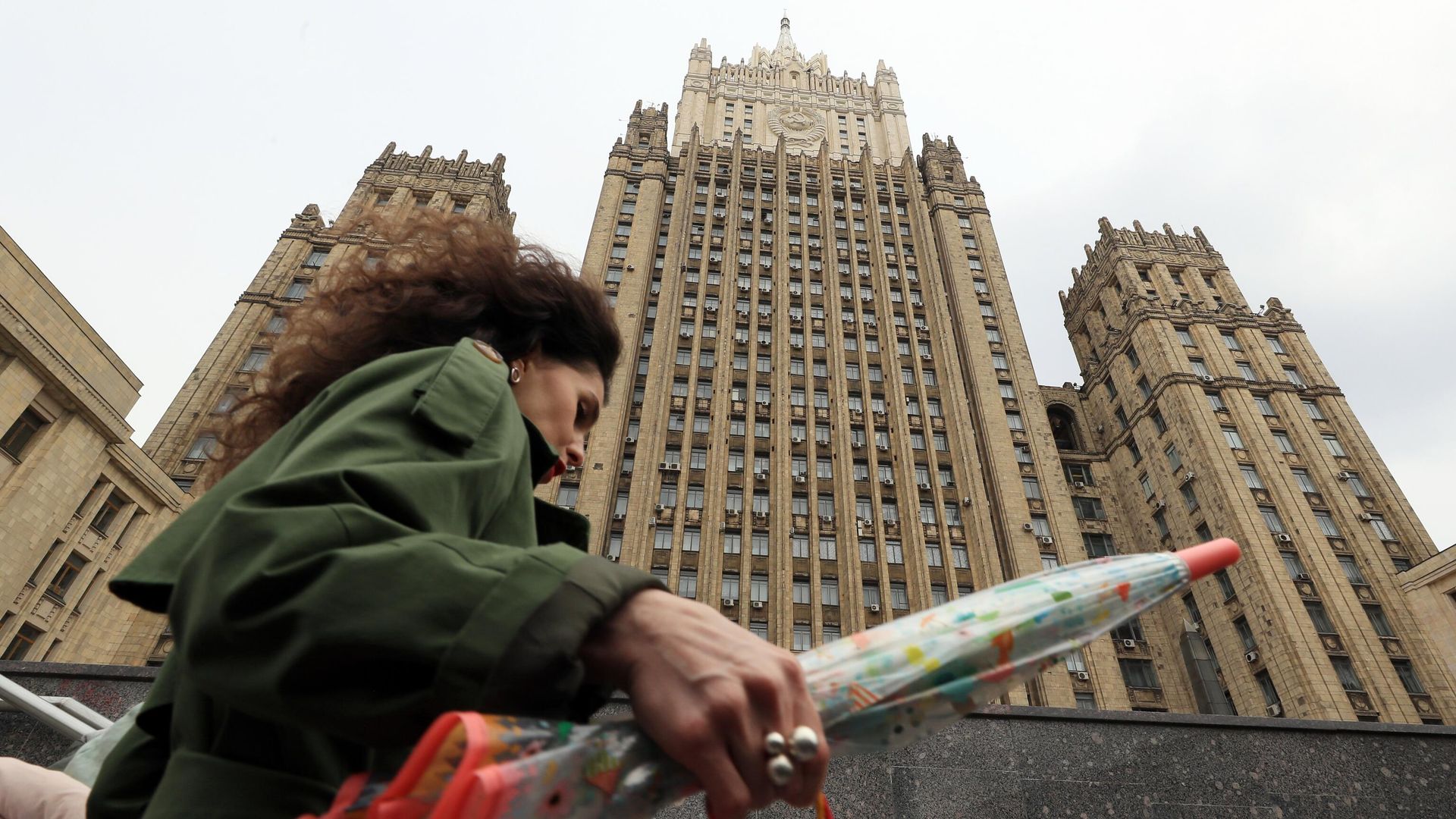 Девушка у здания МИД России в Москве Девушка у здания МИД России в Москве - РИА Новости, 1920, 13.05.2021