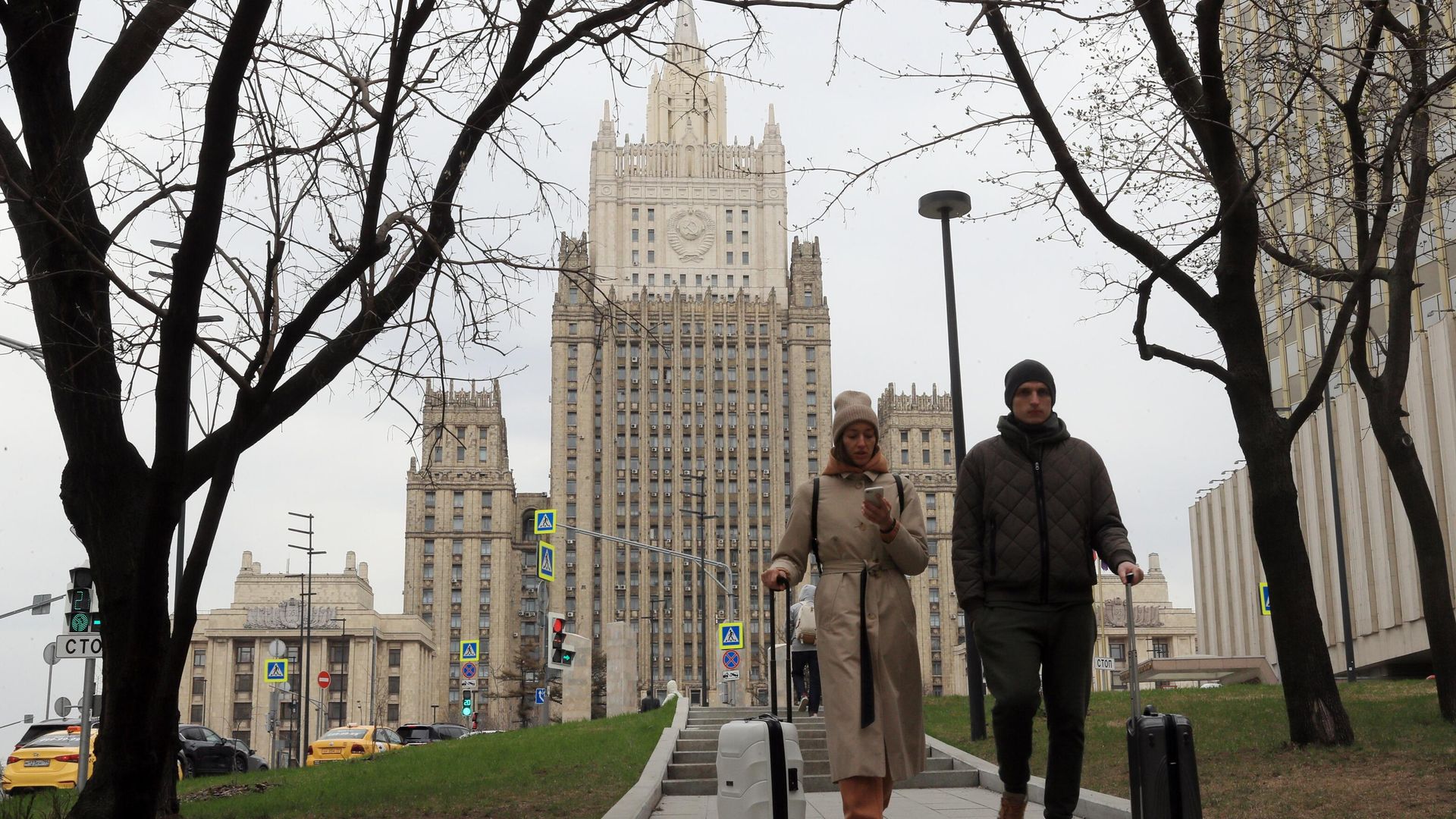 Прохожие у здания МИД России в Москве - РИА Новости, 1920, 29.04.2021