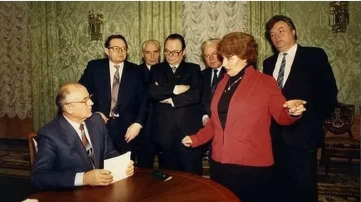 Режиссер телевидения Калерия Кислова и Михаил Горбачев Режиссер телевидения Калерия Кислова и Михаил Горбачев - РИА Новости, 1920, 10.05.2025