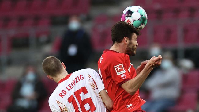 Leipzig's German defender Lukas Klostermann (L0 and Cologne's German defender Jonas Hector vie for the ball during the German first division Bundesliga football match FC Cologne vs RB Leipzig, in Cologne, western Germany, on April 20, 2021. (Photo by Rolf Vennenbernd / POOL / AFP) / DFL REGULATIONS PROHIBIT ANY USE OF PHOTOGRAPHS AS IMAGE SEQUENCES AND/OR QUASI-VIDEO Leipzig's German defender Lukas Klostermann (L0 and Cologne's German defender Jonas Hector vie for the ball during the German first division Bundesliga football match FC Cologne vs RB Leipzig, in Cologne, western Germany, on April 20, 2021. (Photo by Rolf Vennenbernd / POOL / AFP) / DFL REGULATIONS PROHIBIT ANY USE OF PHOTOGRAPHS AS IMAGE SEQUENCES AND/OR QUASI-VIDEO