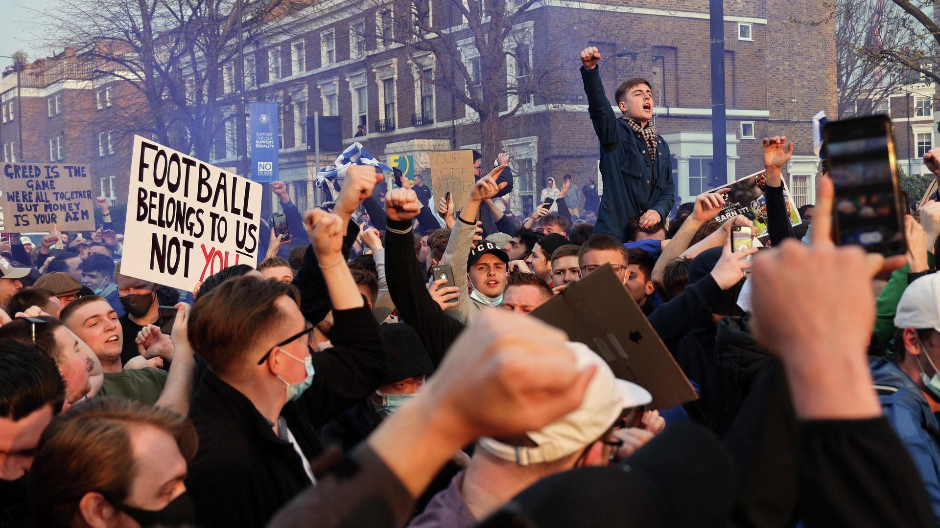 Болельщики Челси на акции протеста против Суперлиги Болельщики Челси на акции протеста против Суперлиги - РИА Новости, 1920, 20.04.2021