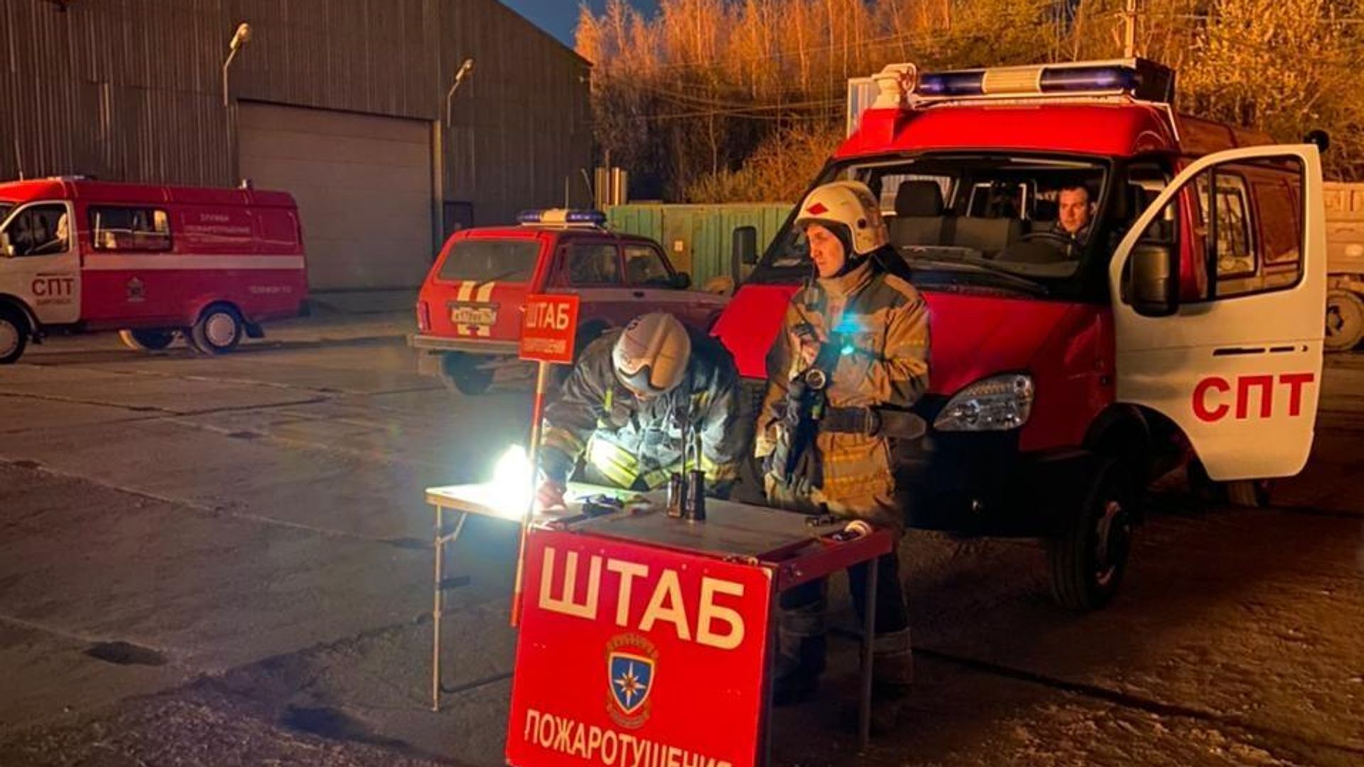 Пожарные в промзоне под Петербургом Пожарные в промзоне под Петербургом - РИА Новости, 1920, 18.06.2021
