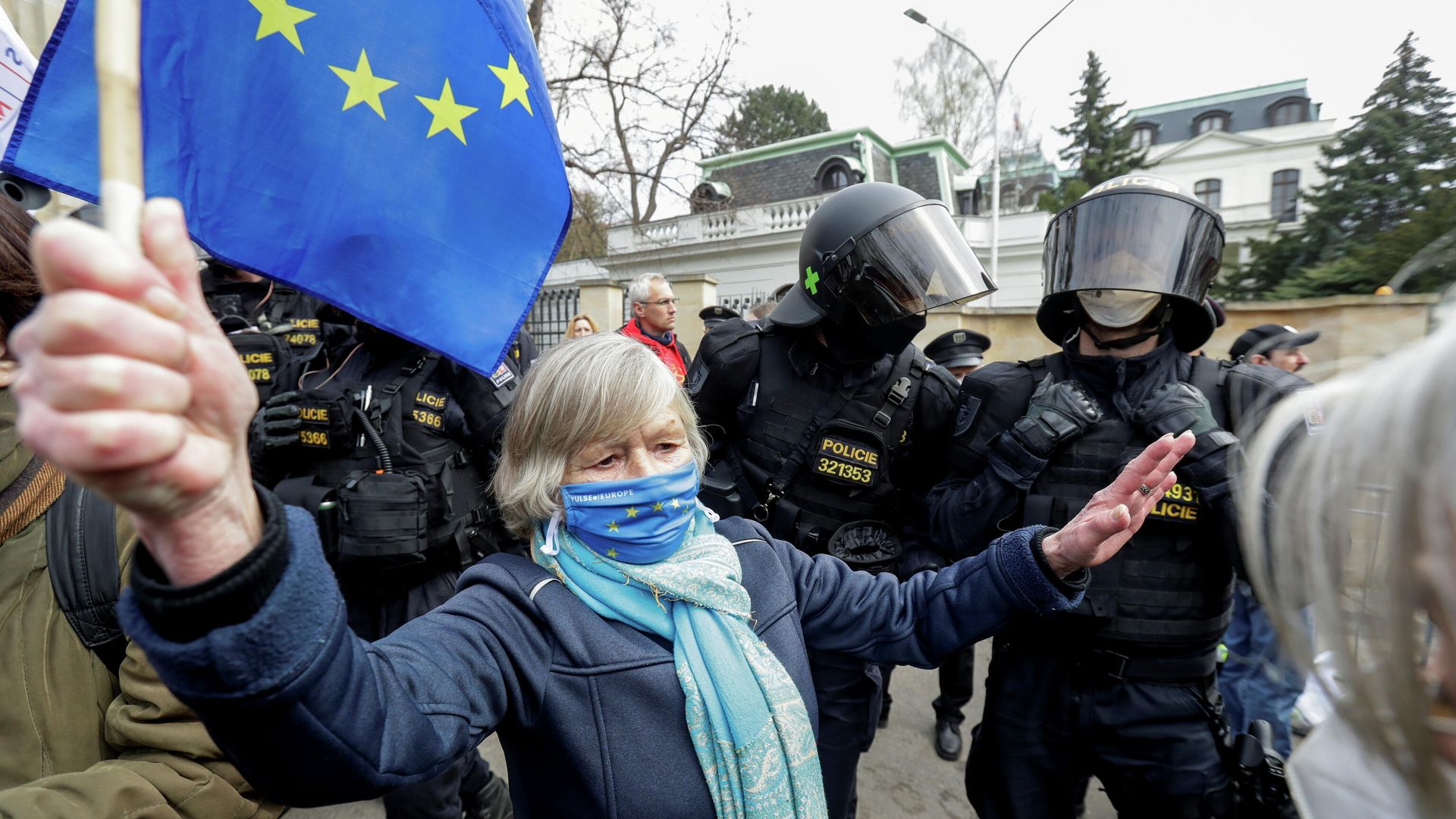 Акция протеста напротив Российского посольства в Праге, связанная с объявленной причастностью России ко взрывам на складах боеприпасов в деревне Врбетице в 2014 году Акция протеста напротив Российского посольства в Праге, связанная с объявленной причастностью России ко взрывам на складах боеприпасов в деревне Врбетице в 2014 году - РИА Новости, 1920, 14.05.2021