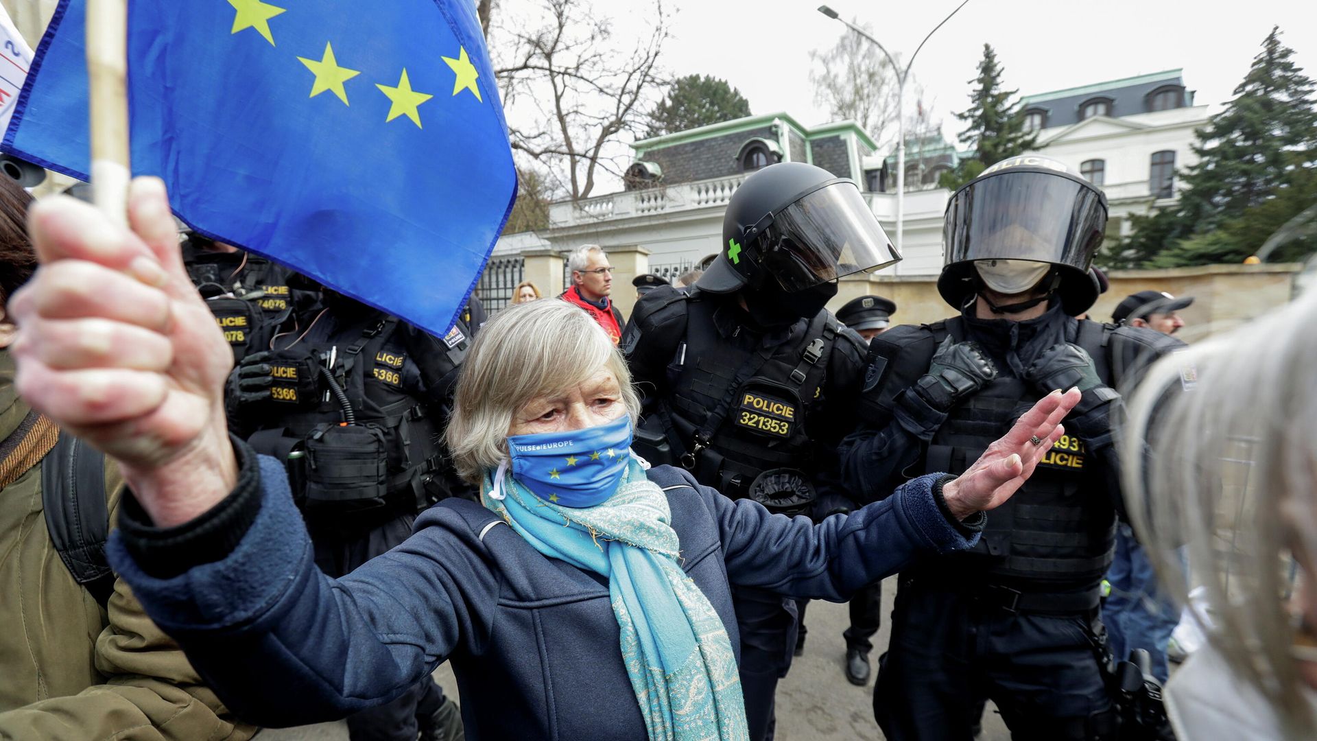 Акция протеста напротив Российского посольства в Праге, связанная с объявленной причастностью России ко взрывам на складах боеприпасов в деревне Врбетице в 2014 году Акция протеста напротив Российского посольства в Праге, связанная с объявленной причастностью России ко взрывам на складах боеприпасов в деревне Врбетице в 2014 году - РИА Новости, 1920, 20.04.2021