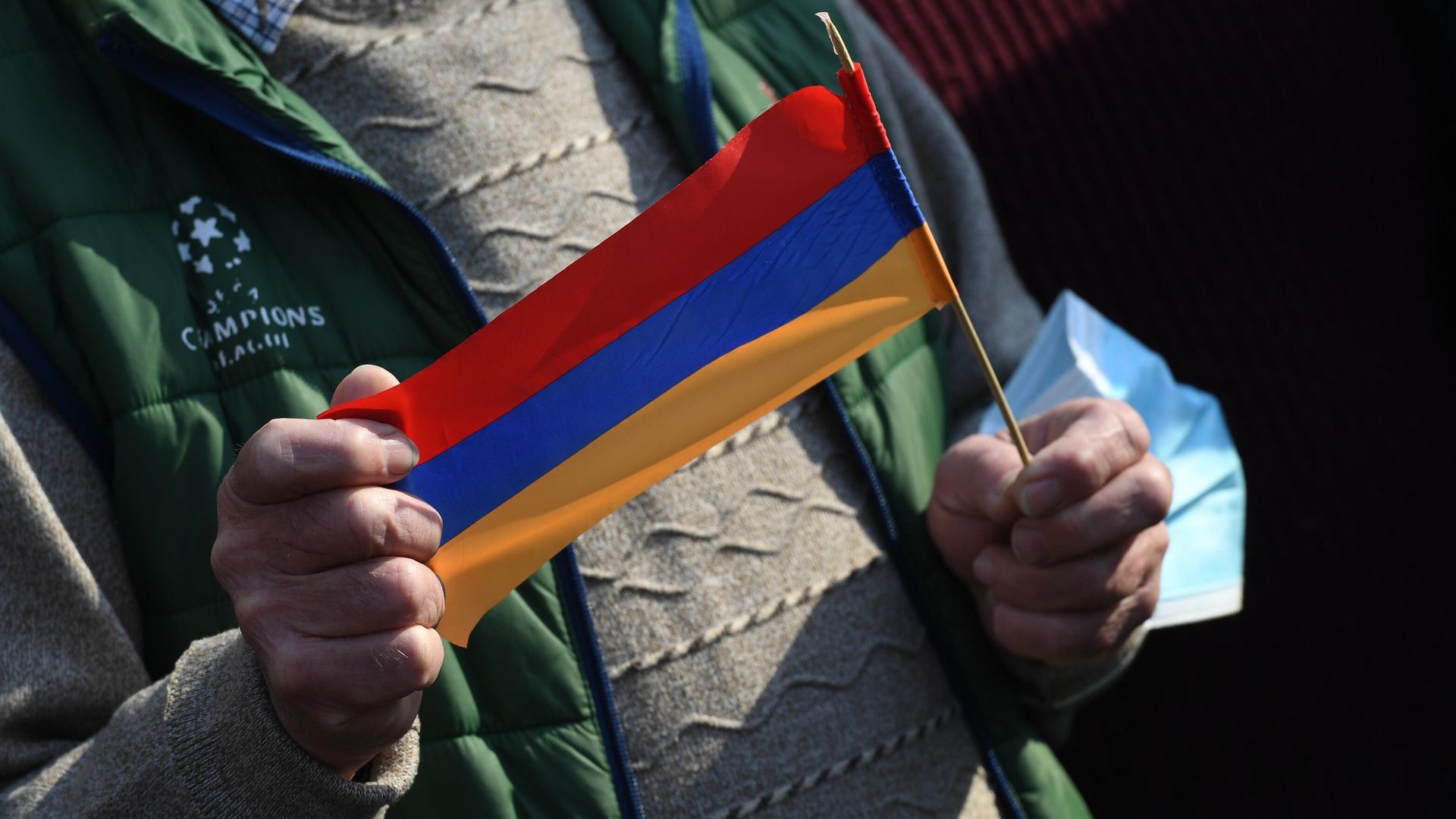 Флажок в руках участника протестного митинга в Армении Флажок в руках участника протестного митинга в Армении - РИА Новости, 1920, 21.04.2021