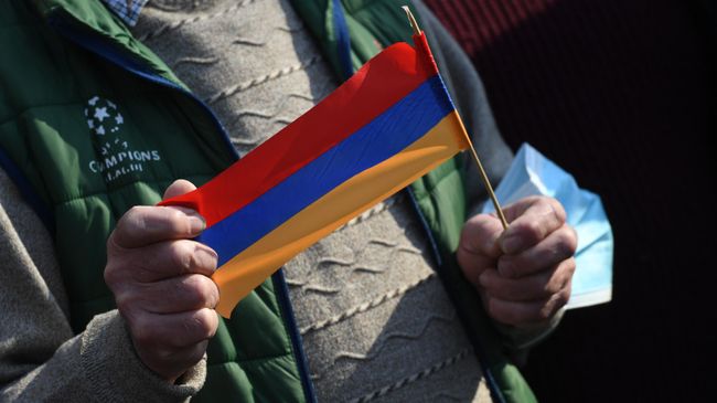 Флажок в руках участника митинга в Армении