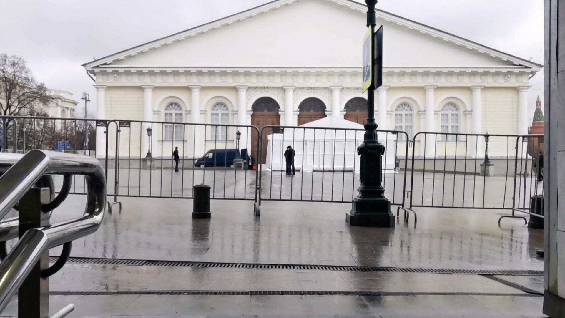 Проход к Манежу в центре Москвы, где пройдет послание Путина, ограничен Проход к Манежу в центре Москвы, где пройдет послание Путина, ограничен - РИА Новости, 1920, 21.04.2021