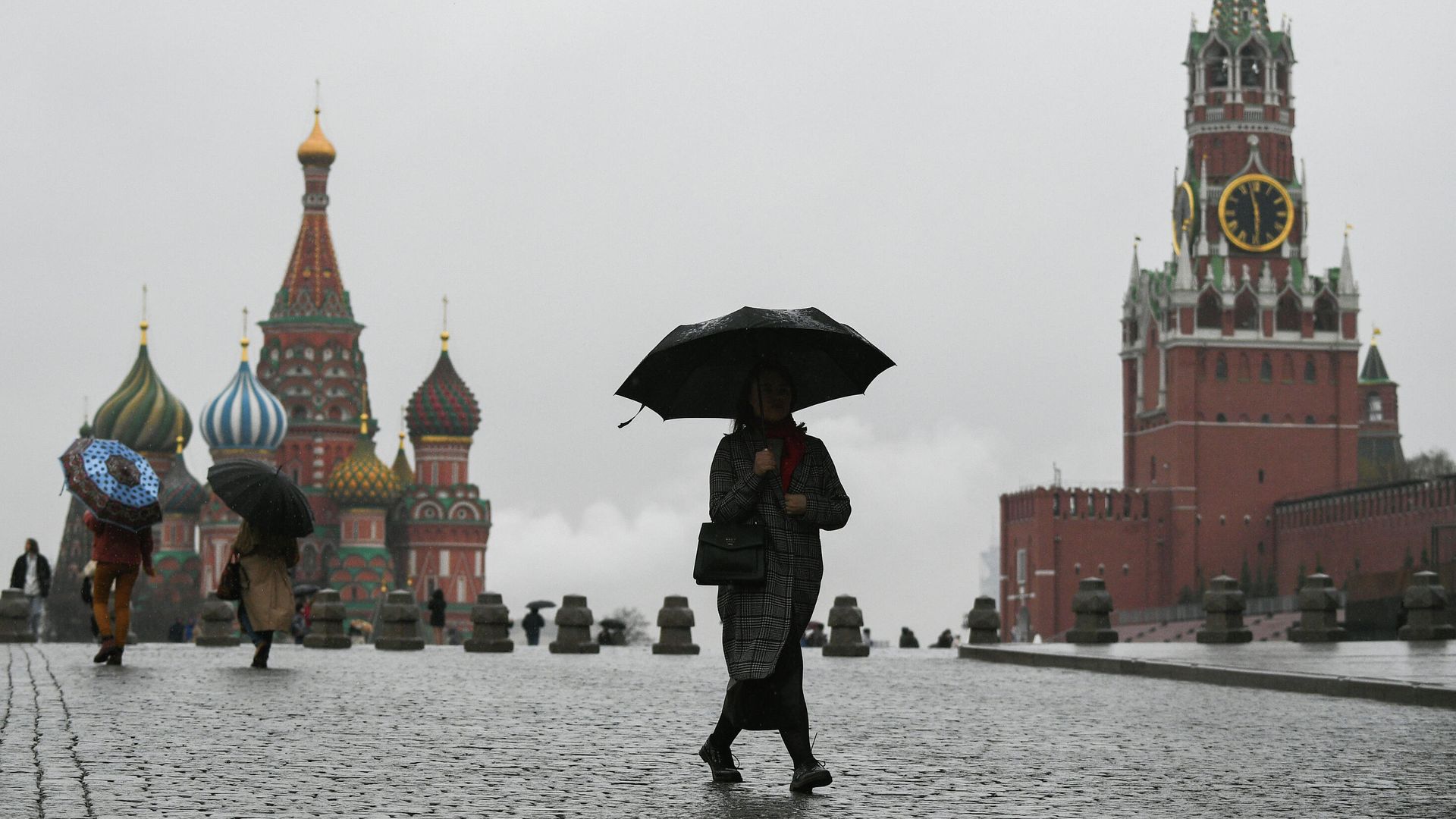 Люди во время дождя на Красной площади в Москве Люди во время дождя на Красной площади в Москве - РИА Новости, 1920, 22.04.2021