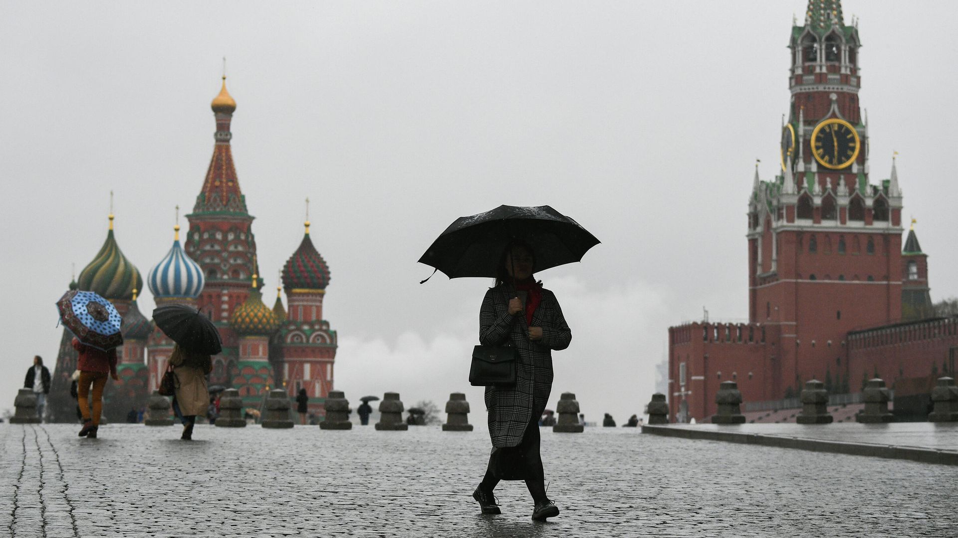 Люди во время дождя на Красной площади в Москве Люди во время дождя на Красной площади в Москве - РИА Новости, 1920, 18.09.2021