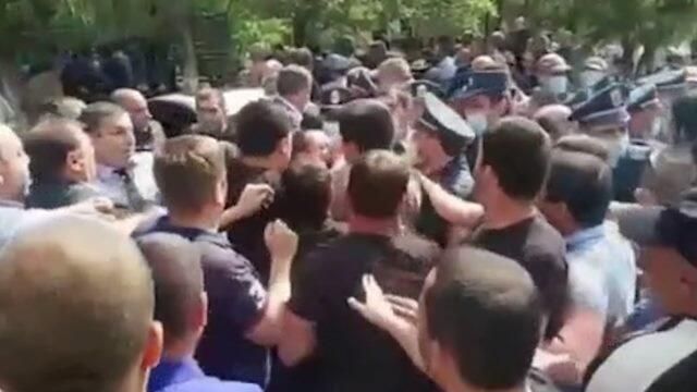 Стычки с полицией на юге Армении Стычки с полицией на юге Армении - РИА Новости, 1920, 21.04.2021