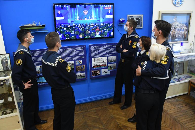 Курсанты Морского государственного университета имени адмирала Г. И. Невельского смотрят трансляцию послания президента РФ Федеральному Собранию