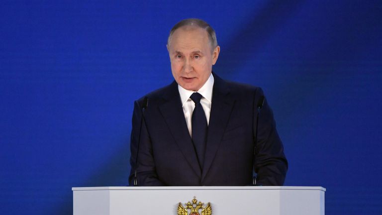 Президент РФ Владимир Путин выступает с ежегодным посланием Федеральному Собранию Президент РФ Владимир Путин выступает с ежегодным посланием Федеральному Собранию