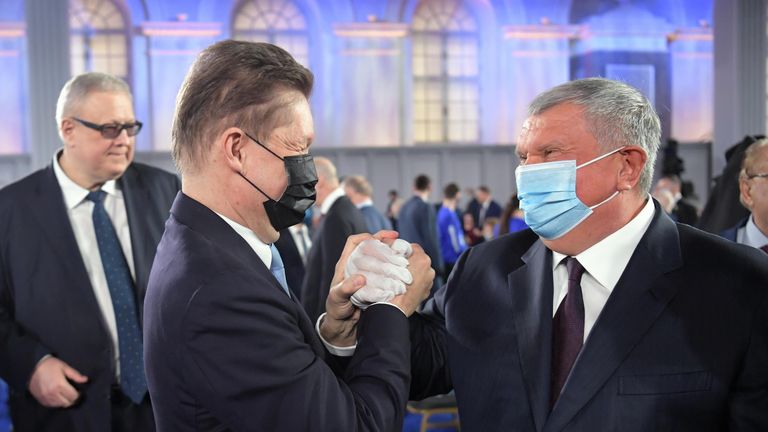 Игорь Сечин и Алексей Миллер перед началом ежегодного послания президента РФ Владимира Путина Федеральному Собранию Игорь Сечин и Алексей Миллер перед началом ежегодного послания президента РФ Владимира Путина Федеральному Собранию