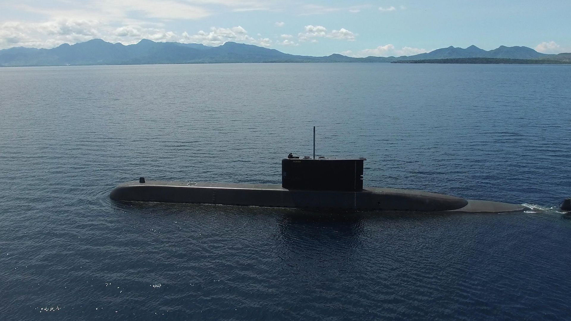 Подлодка Индонезийских ВМС вблизи острова Ява Подлодка Индонезийских ВМС вблизи острова Ява - РИА Новости, 1920, 21.04.2021