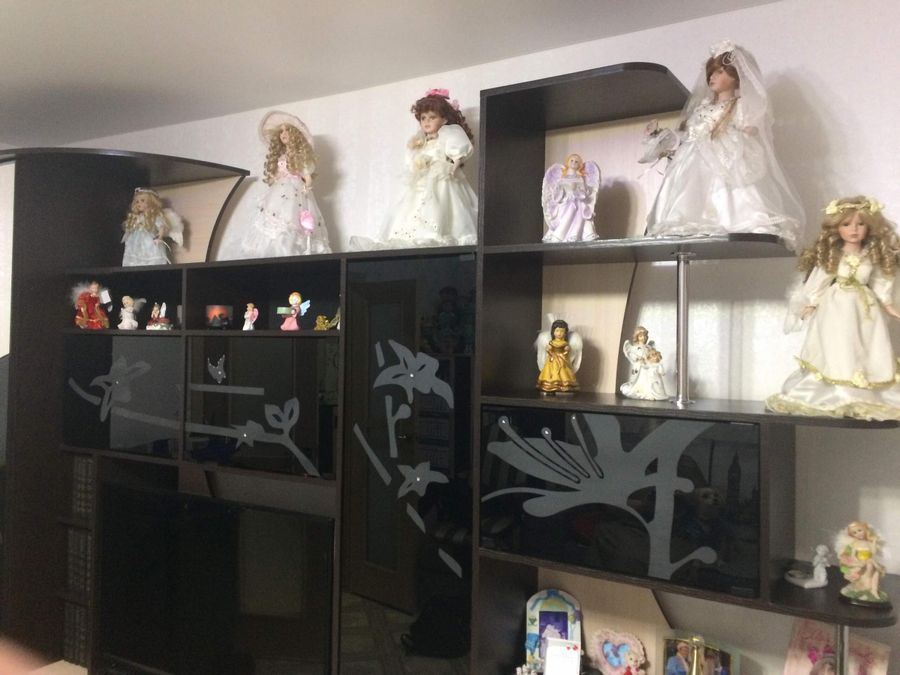 После убийства единственной дочери Марина стала коллекционировать куклы, наряженные в свадебные платья После убийства единственной дочери Марина стала коллекционировать куклы, наряженные в свадебные платья