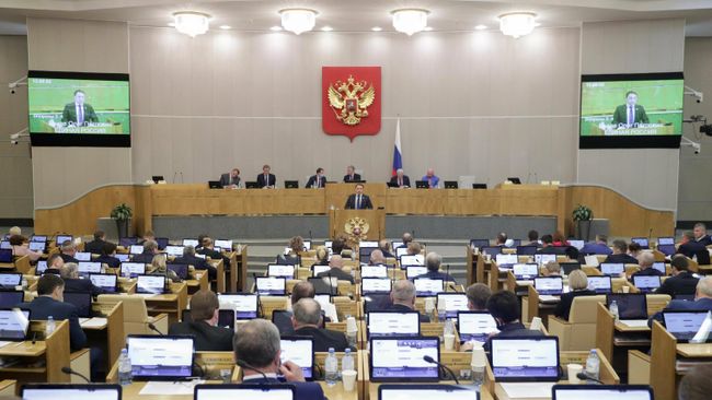 Депутаты на пленарном заседании Государственной Думы РФ