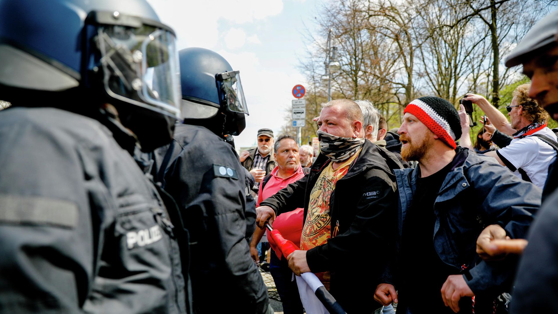 Участники акции протеста против политики правительства Германии по борьбе с пандемией коронавируса и полицейские в Берлине Участники акции протеста против политики правительства Германии по борьбе с пандемией коронавируса и полицейские в Берлине - РИА Новости, 1920, 21.04.2021