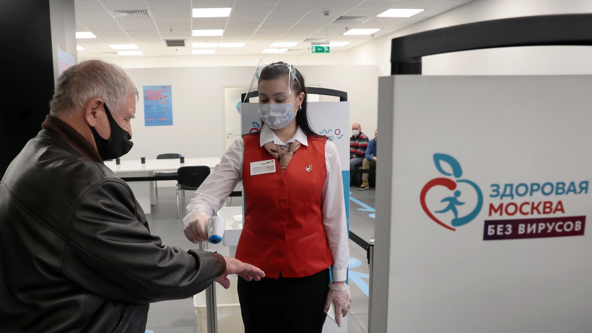 Мужчина измеряет температуру возле пункта вакцинации от коронавирусной инфекции в ЦУМе в Москве Мужчина измеряет температуру возле пункта вакцинации от коронавирусной инфекции в ЦУМе в Москве - РИА Новости, 1920, 21.05.2021