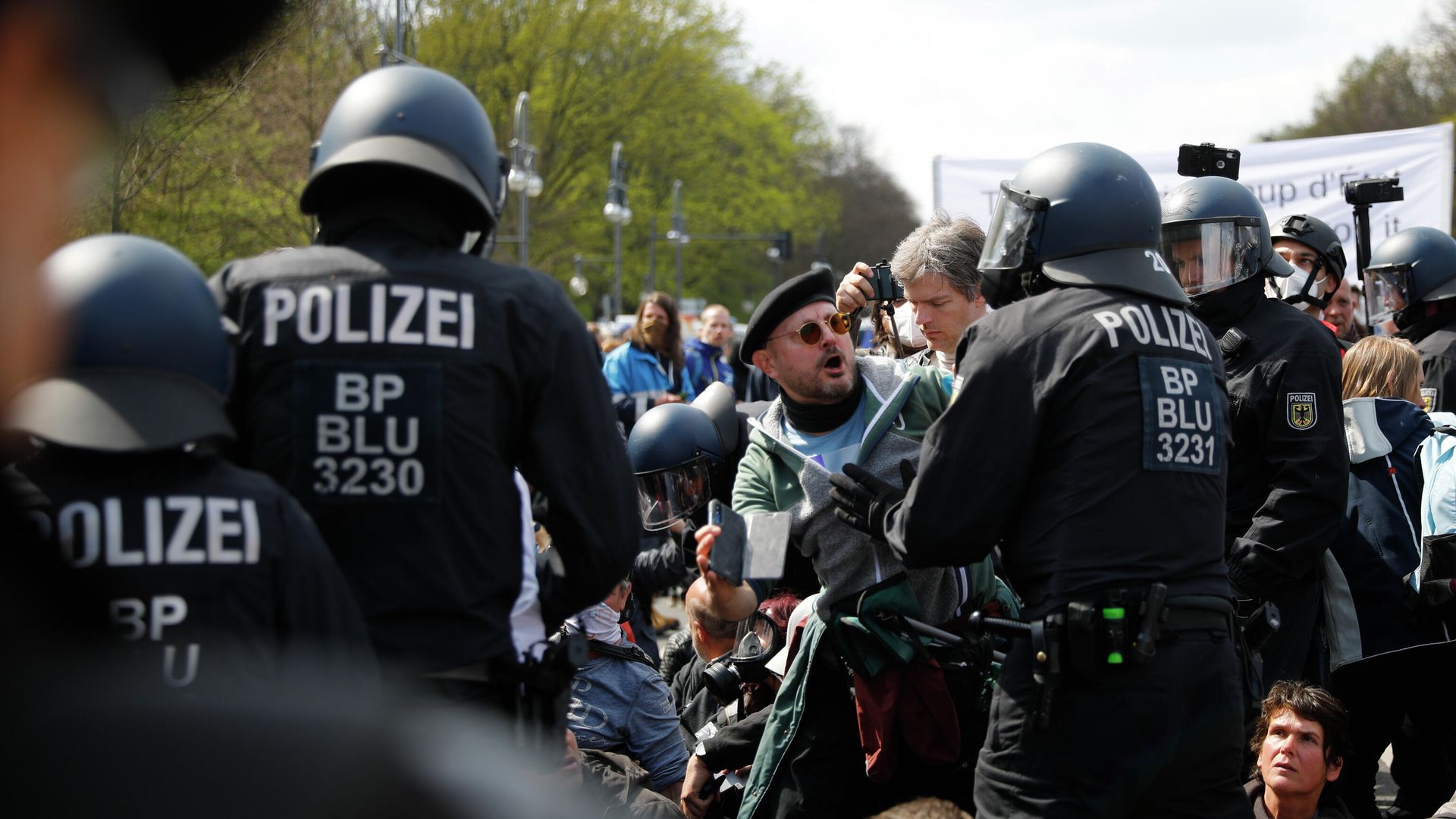Участники акции протеста против политики правительства Германии по борьбе с пандемией коронавируса и полицейские в Берлине Участники акции протеста против политики правительства Германии по борьбе с пандемией коронавируса и полицейские в Берлине - РИА Новости, 1920, 21.04.2021