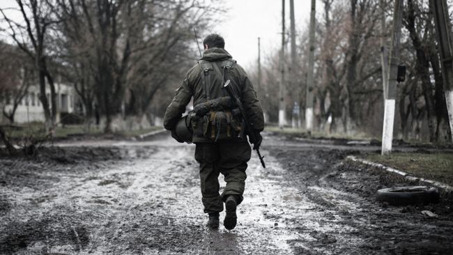 Ополченец Донецкой народной республики (ДНР) в селе Широкино Донецкой области Ополченец Донецкой народной республики (ДНР) в селе Широкино Донецкой области