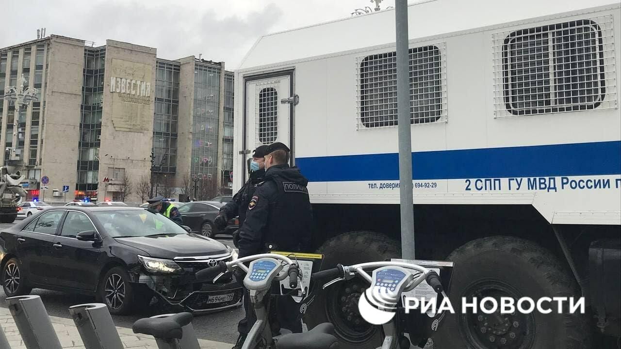 Автозак и легковушка столкнулись на пересечении Тверской и Страстного бульвара в центре Москвы Автозак и легковушка столкнулись на пересечении Тверской и Страстного бульвара в центре Москвы - РИА Новости, 1920, 21.04.2021