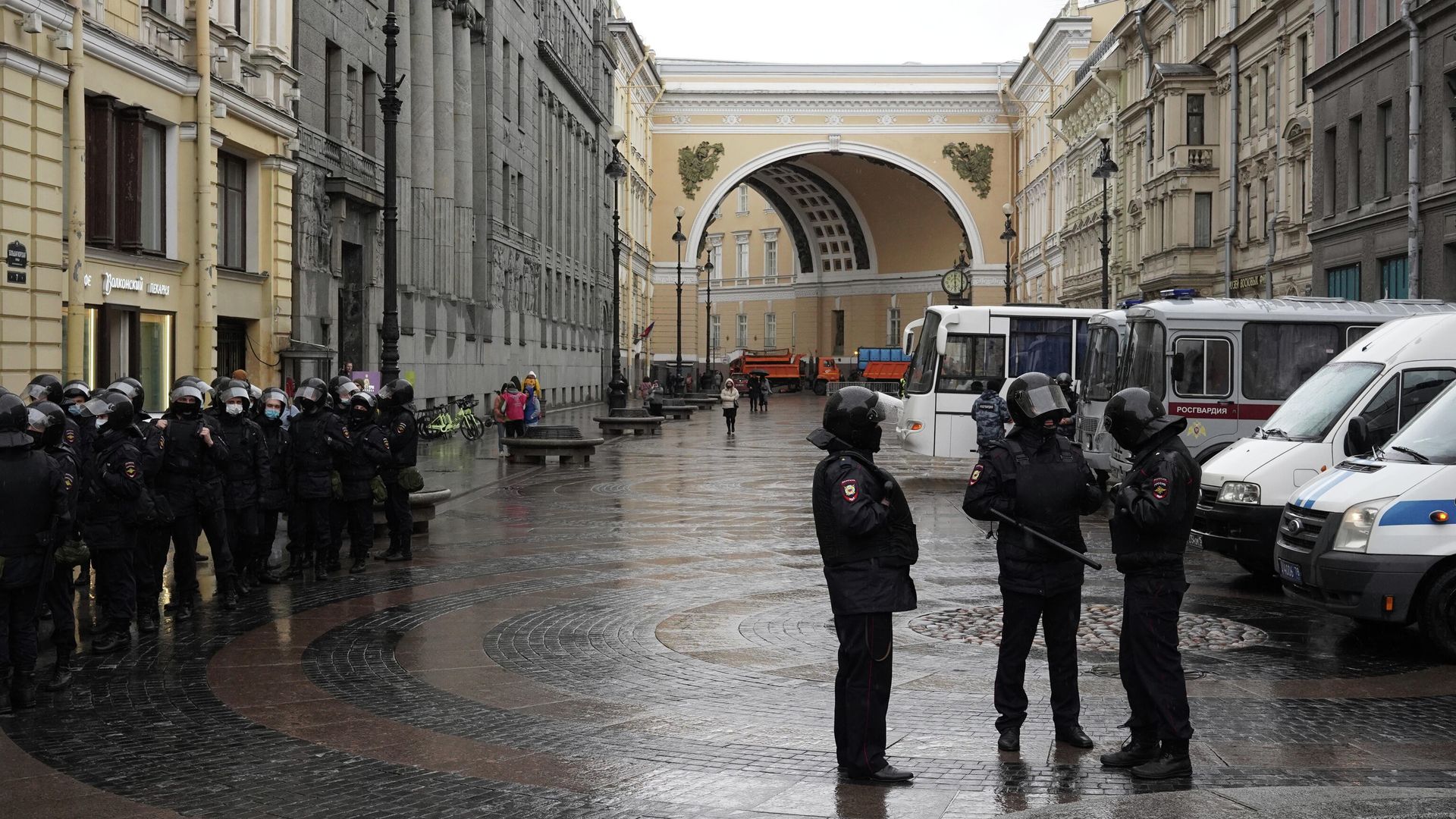 Сотрудники полиции перед началом несанкционированной акции в поддержку Алексея Навального в Санкт-Петербурге Сотрудники полиции перед началом несанкционированной акции в поддержку Алексея Навального в Санкт-Петербурге - РИА Новости, 1920, 21.04.2021
