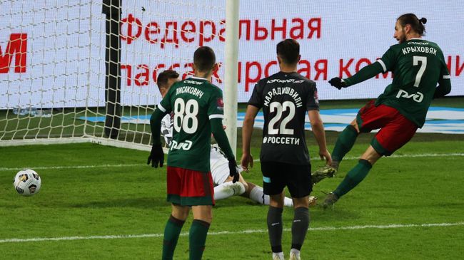 Защитник Локомотива Гжегож Крыховяк (справа) забивает гол в ворота голкипера ЦСКА Игоря Акинфеева