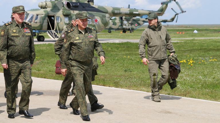 Первый заместитель министра обороны РФ Валерий Герасимов и министр обороны РФ Сергей Шойгу на полигоне Опук в Крыму Первый заместитель министра обороны РФ Валерий Герасимов и министр обороны РФ Сергей Шойгу на полигоне Опук в Крыму