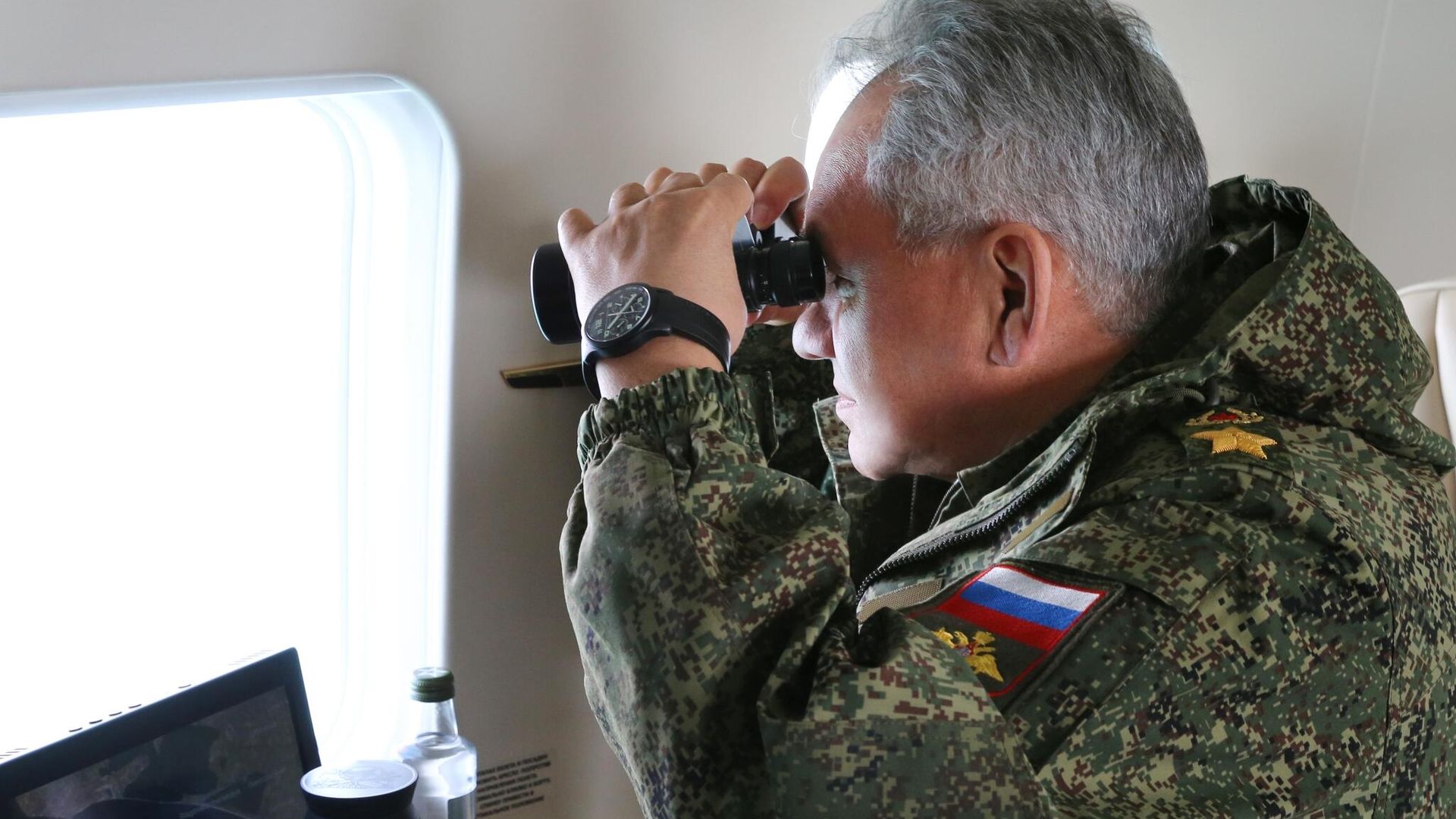 Министр обороны РФ Сергей Шойгу наблюдает за масштабными учениями войск Южного военного округа и ВДВ на полигоне Опук в Крыму Министр обороны РФ Сергей Шойгу наблюдает за масштабными учениями войск Южного военного округа и ВДВ на полигоне Опук в Крыму - РИА Новости, 1920, 18.07.2021