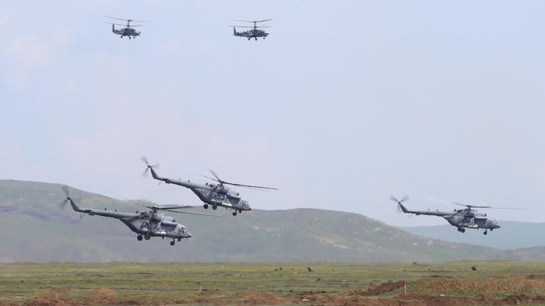 Вертолеты Ми-8 и Ка-52 во время масштабных учений войск Южного военного округа и ВДВ на полигоне Опук в Крыму Вертолеты Ми-8 и Ка-52 во время масштабных учений войск Южного военного округа и ВДВ на полигоне Опук в Крыму