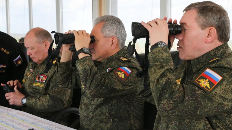 Командующий войсками ЮВО Александр Дворников, министр обороны РФ Сергей Шойгу и начальник Генерального штаба Вооруженных сил РФ - первый заместитель министра обороны РФ Валерий Герасимов на полигоне Опук в Крыму Командующий войсками ЮВО Александр Дворников, министр обороны РФ Сергей Шойгу и начальник Генерального штаба Вооруженных сил РФ - первый заместитель министра обороны РФ Валерий Герасимов на полигоне Опук в Крыму