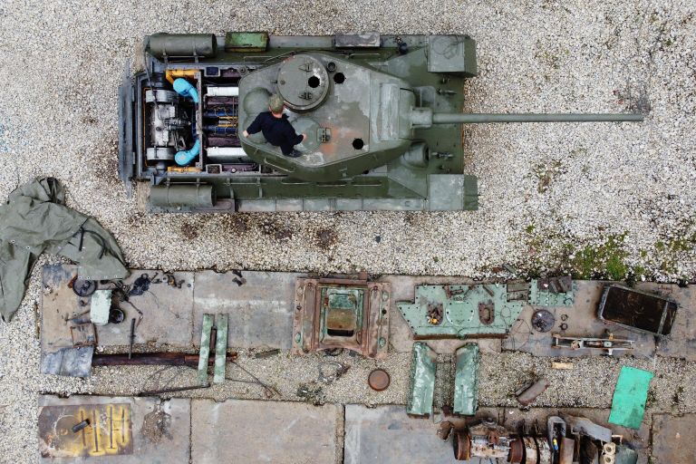 Танк Т-34, над восстановлением которого работают военнослужащие ремонтного подразделения Новороссийской военно-морской базы Черноморского флота Танк Т-34, над восстановлением которого работают военнослужащие ремонтного подразделения Новороссийской военно-морской базы Черноморского флота