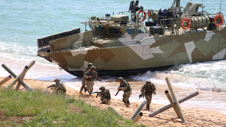 Военнослужащие во время масштабных учений войск Южного военного округа и ВДВ на полигоне Опук в Крыму Военнослужащие во время масштабных учений войск Южного военного округа и ВДВ на полигоне Опук в Крыму