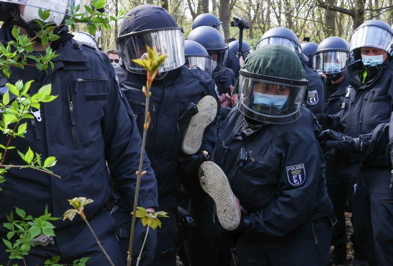 Полиция держит протестующего на акции протеста против коронавирусных ограничений в Берлине Полиция держит протестующего на акции протеста против коронавирусных ограничений в Берлине