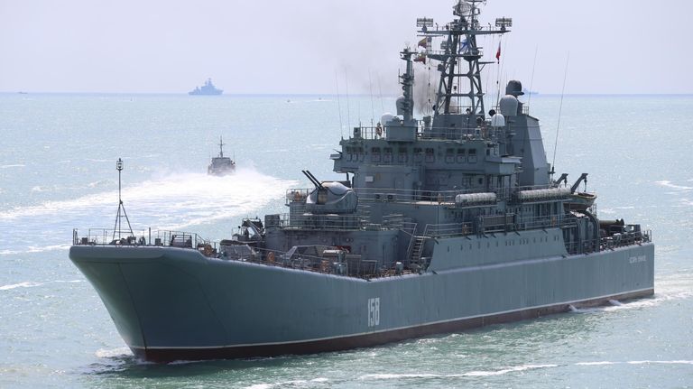 Большой десантный корабль Цезарь Куников во время масштабных учений войск Южного военного округа и ВДВ в Крыму Большой десантный корабль Цезарь Куников во время масштабных учений войск Южного военного округа и ВДВ в Крыму