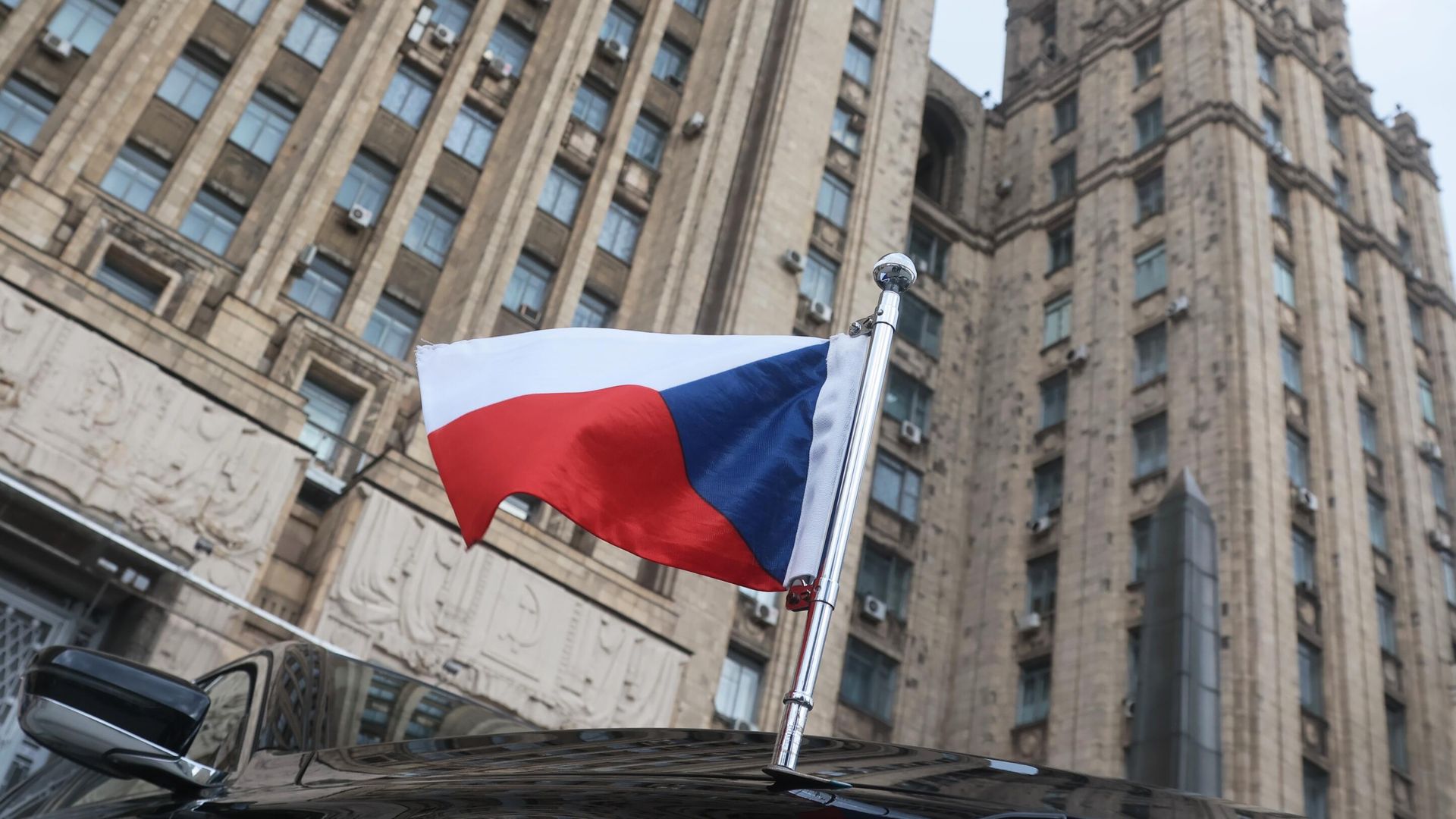Флаг Чехии на автомобиле Флаг Чехии на автомобиле - РИА Новости, 1920, 12.09.2025