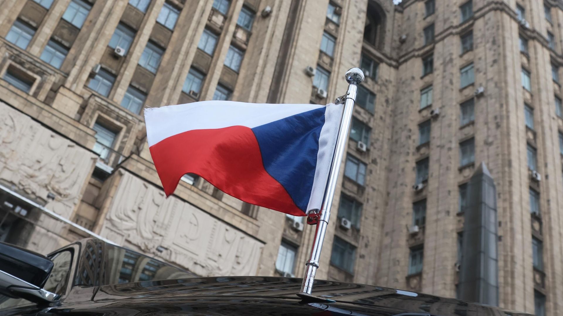 Автомобиль посла Чехии в РФ Витезслав Пивонька возле здания МИД РФ в Москве - РИА Новости, 1920, 01.10.2022