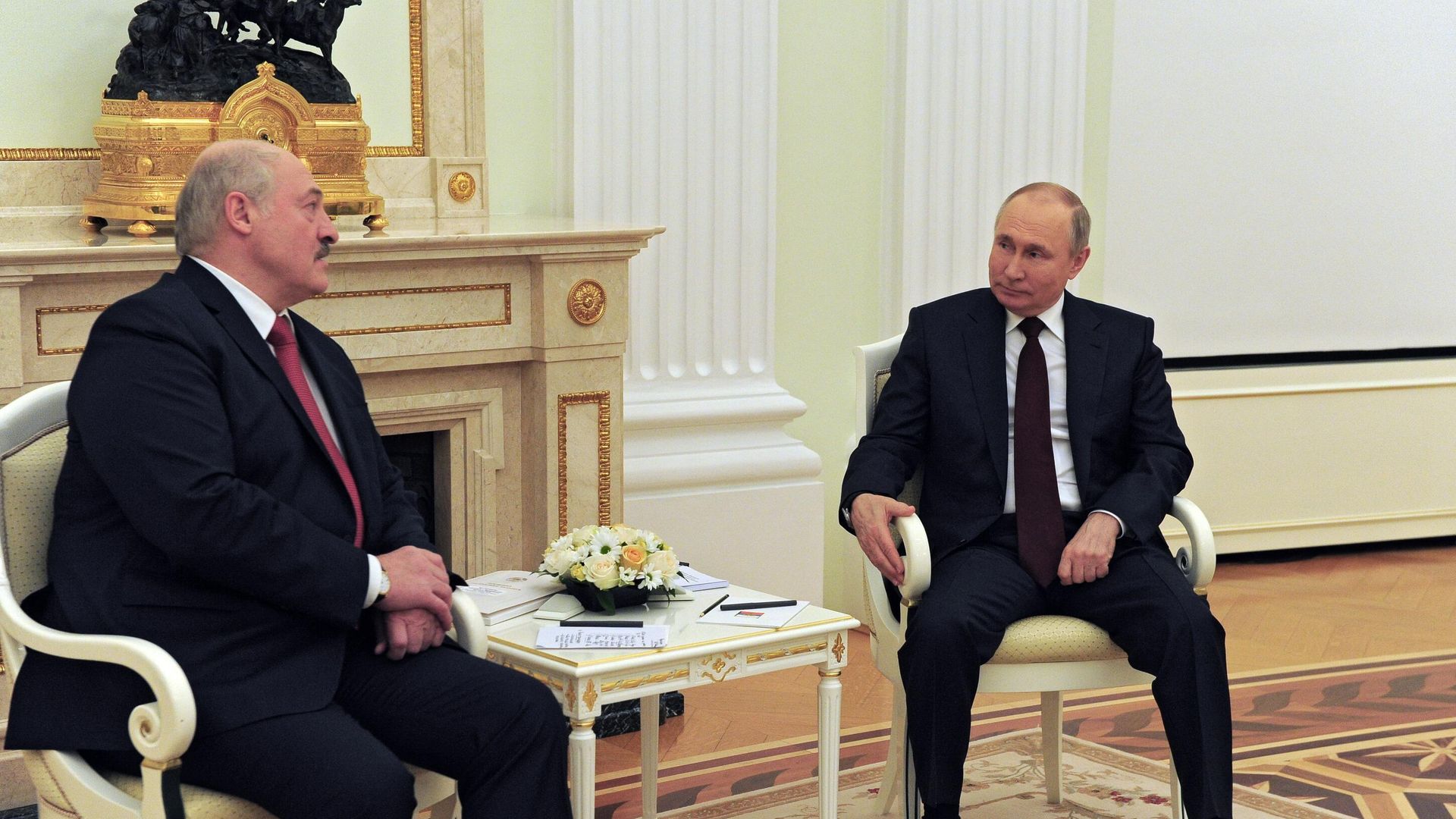 Президент РФ Владимир Путин и президент Белоруссии Александр Лукашенко во время встречи Президент РФ Владимир Путин и президент Белоруссии Александр Лукашенко во время встречи - РИА Новости, 1920, 26.05.2021