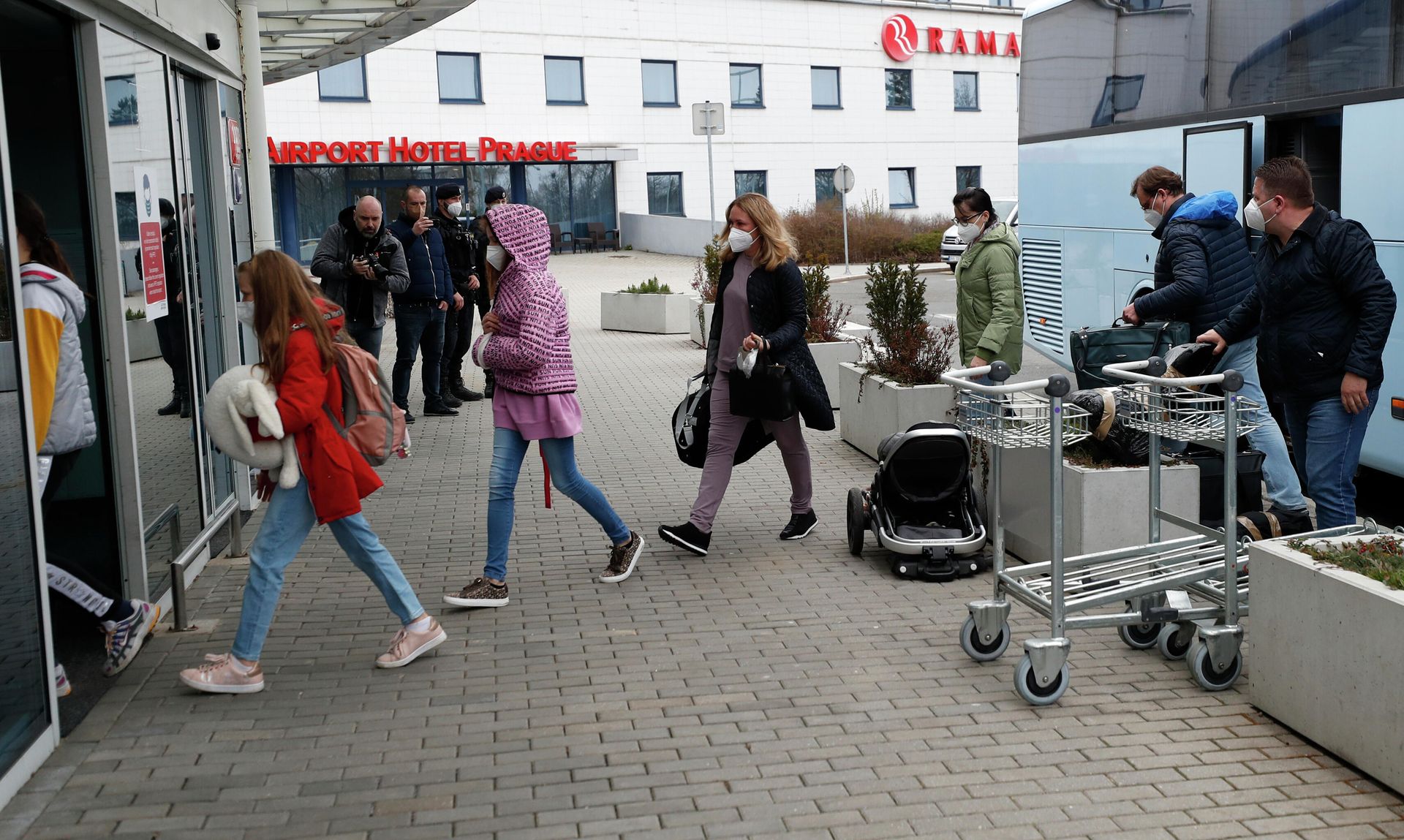 Российские дипломаты с семьями в международном аэропорту имени Вацлава Гавела в Праге Российские дипломаты с семьями в международном аэропорту имени Вацлава Гавела в Праге - РИА Новости, 1920, 22.04.2021