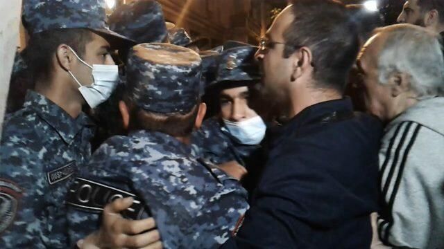 Протесты в Ереване: стычки с полицией усиливаются Протесты в Ереване: стычки с полицией усиливаются - РИА Новости, 1920, 22.04.2021
