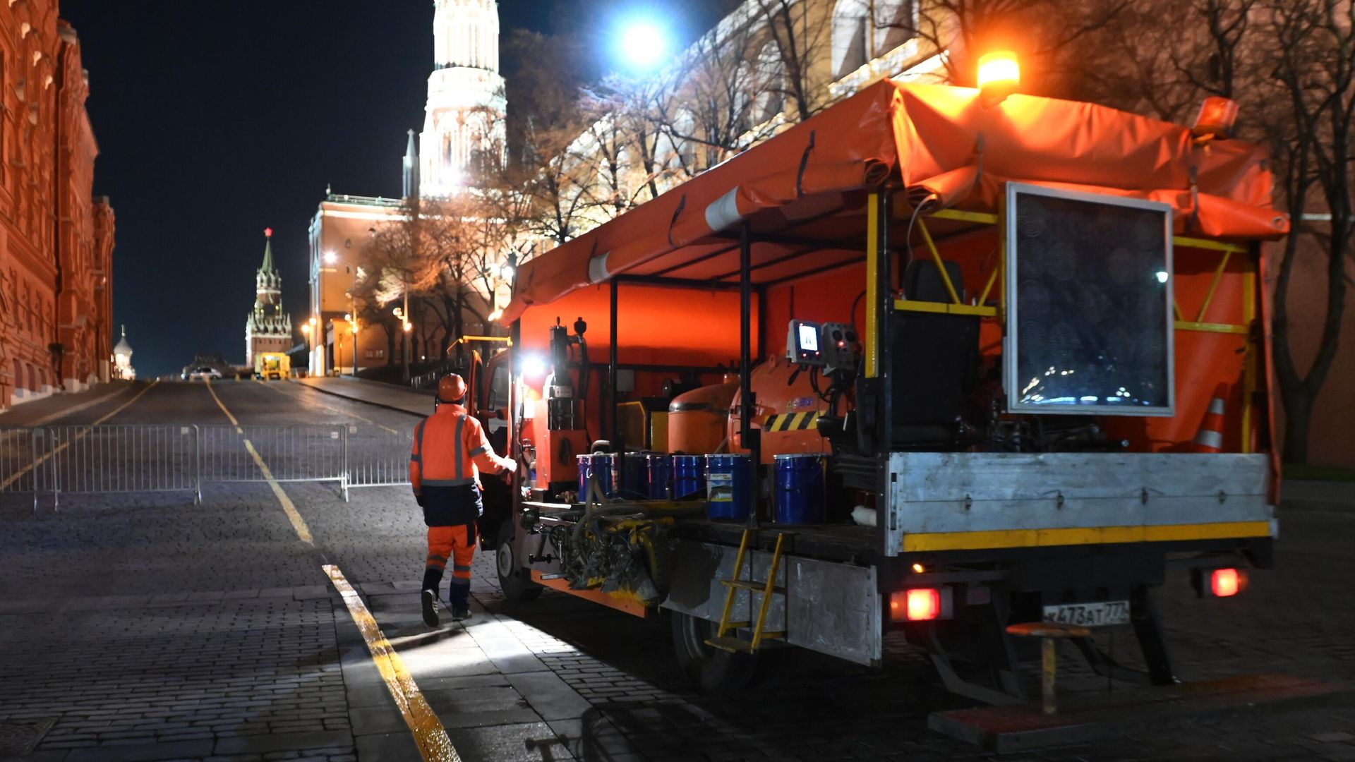 Сотрудник ГБУ Автомобильные дороги наносит дорожную разметку для репетиции военного парада Сотрудник ГБУ Автомобильные дороги наносит дорожную разметку для репетиции военного парада - РИА Новости, 1920, 24.04.2021