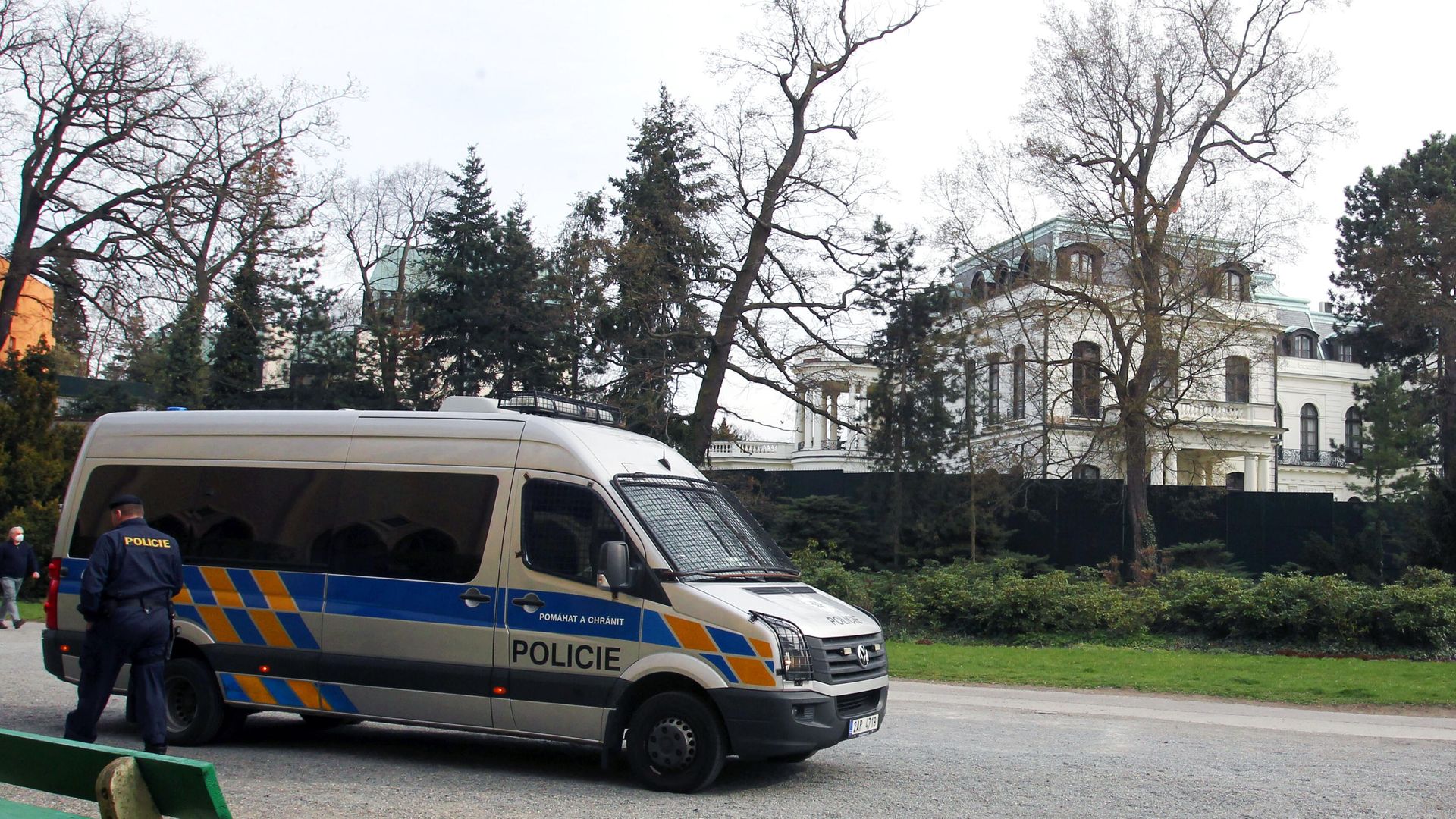 Полицейский автомобиль у здания посольства России в Праге Полицейский автомобиль у здания посольства России в Праге - РИА Новости, 1920, 28.10.2022