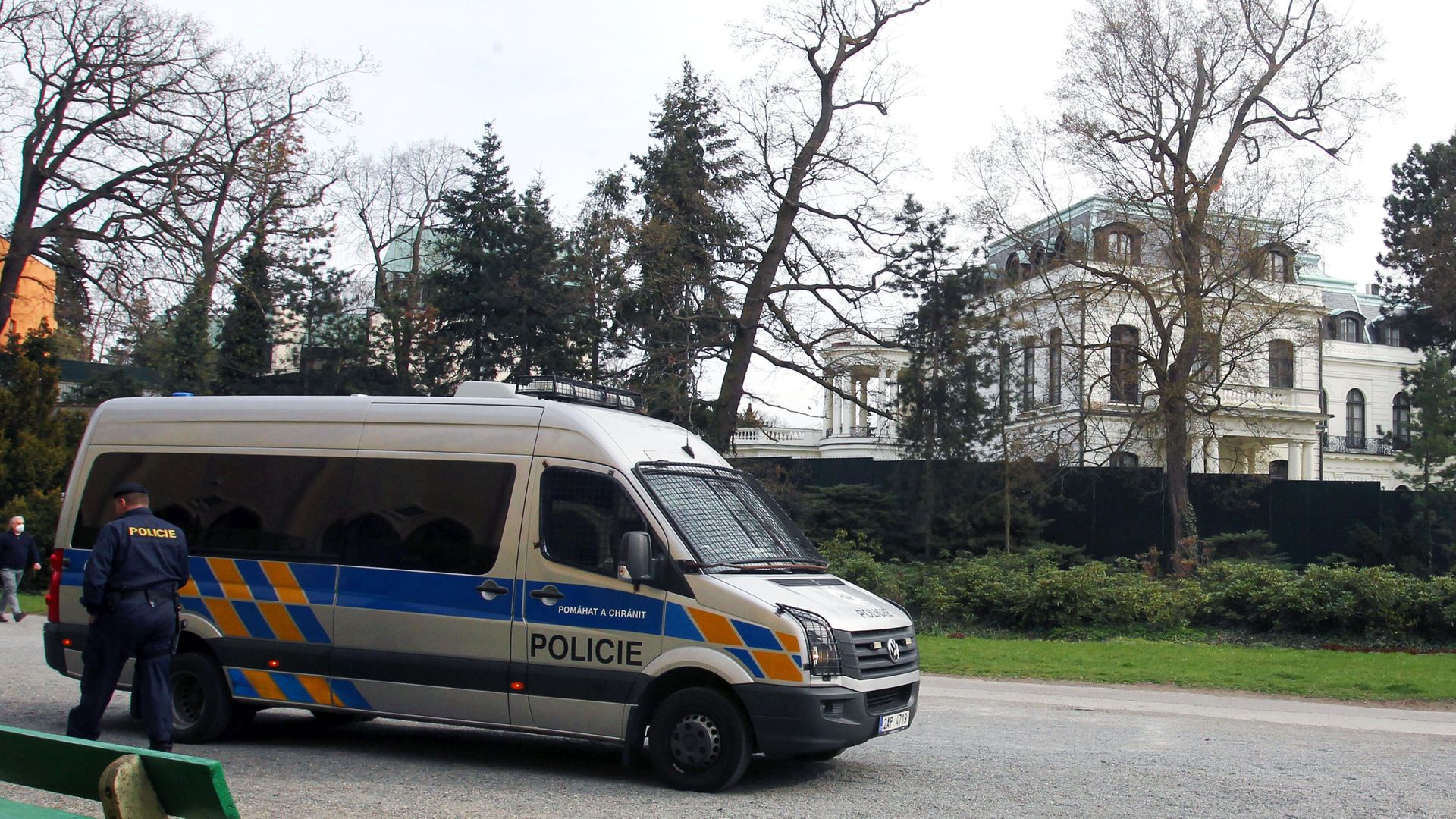 Полицейский автомобиль у здания посольства РФ в Праге Полицейский автомобиль у здания посольства РФ в Праге - РИА Новости, 1920, 17.07.2021