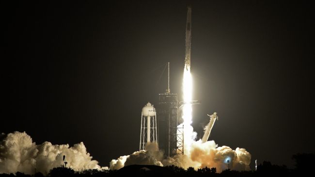 Запуск SpaceX Falcon 9 с капсулой Crew Dragon Запуск SpaceX Falcon 9 с капсулой Crew Dragon