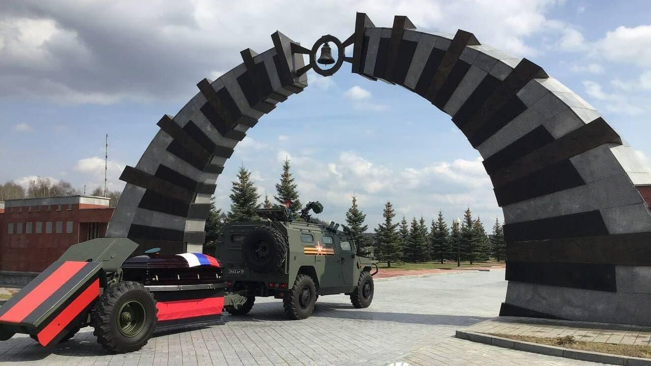 Похороны последнего защитника Брестской крепости Петра Котельникова на Федеральном военном мемориальном кладбище в Мытищах Похороны последнего защитника Брестской крепости Петра Котельникова на Федеральном военном мемориальном кладбище в Мытищах - РИА Новости, 1920, 23.04.2021